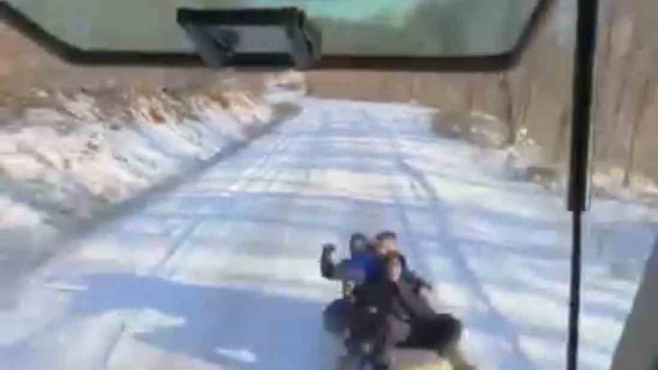 Bursa'da Kar Keyfi: Karacabey'de Çocuklar Traktöre Bağlanan Lastiklerle Kaydı