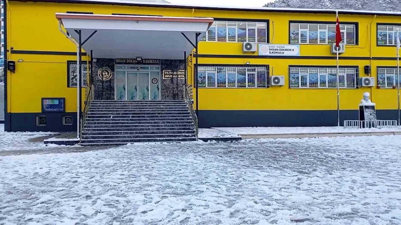 Bursa'da Kar Okulları Vurdu: Yıldırım Ertuğrulgazi'de İhsan Dikmen Ortaokulu'nda Devamsızlık