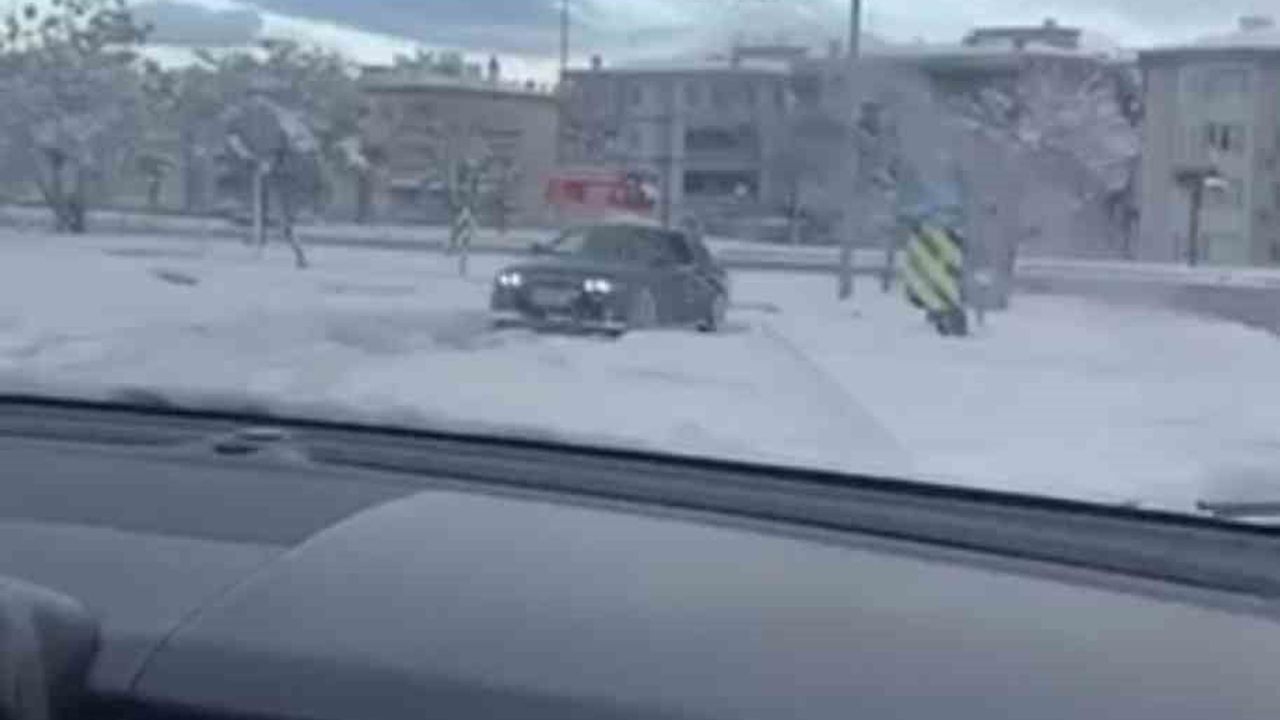 Bursa'da Kar Yağışında Kavşakta Drift Tehlikesi