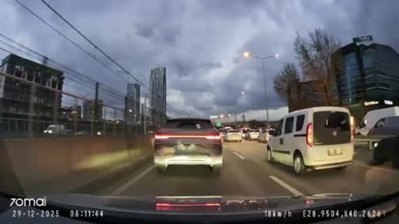 Bursa'da Kaza Kamerada: Motosikletliye Çarpan Sürücü İlk Olarak Aracına Baktı