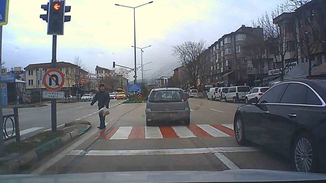 Bursa'da kırmızı ışık ihlali: 16 BJP plakalı araç yaya tehlikesi yarattı