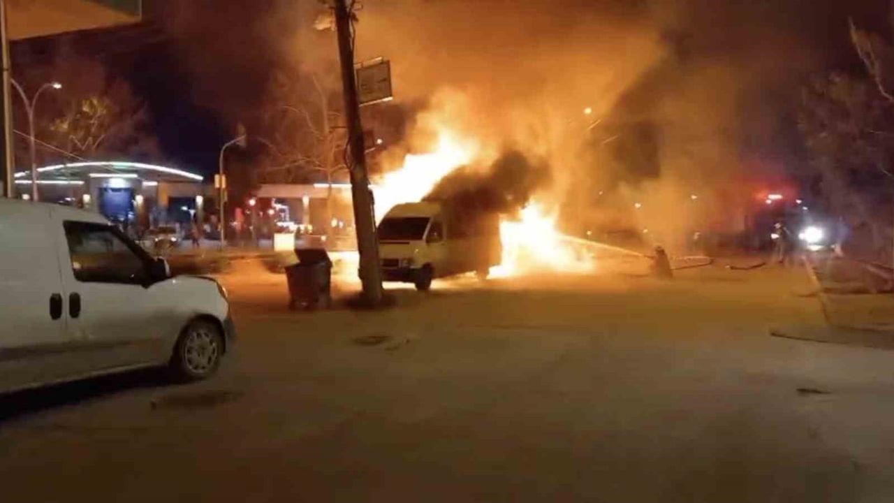 Bursa'da Korkutan Yangın: Baraka ve Minibüs Alev Topuna Döndü
