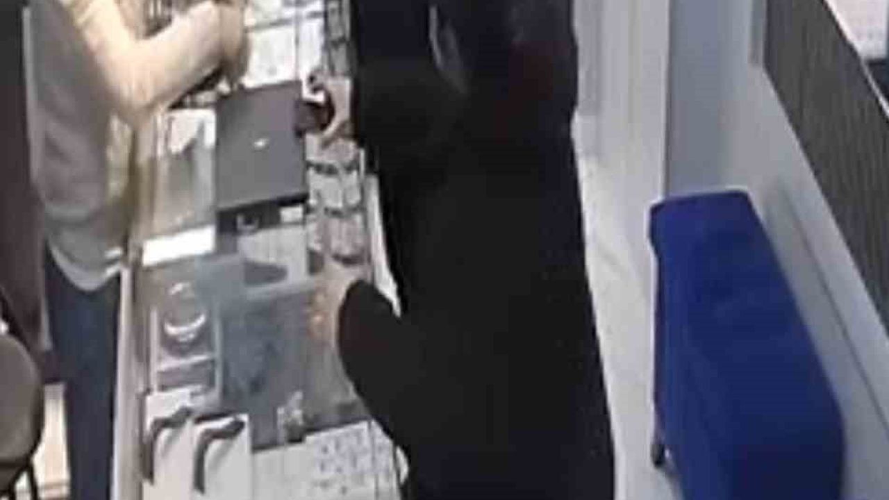 Bursa'da Kuyumcuya Soygun Girişimi Kamerada: Panik Butonuyla Kaçtı, Tutuklandı