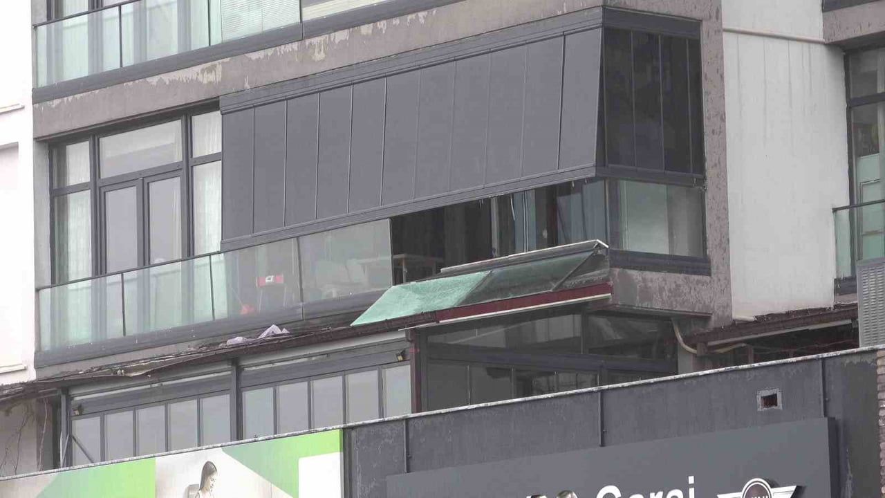 Bursa'da Lodos Dehşeti: Lüks Sitenin 5 Cam Balkonu Uçtu