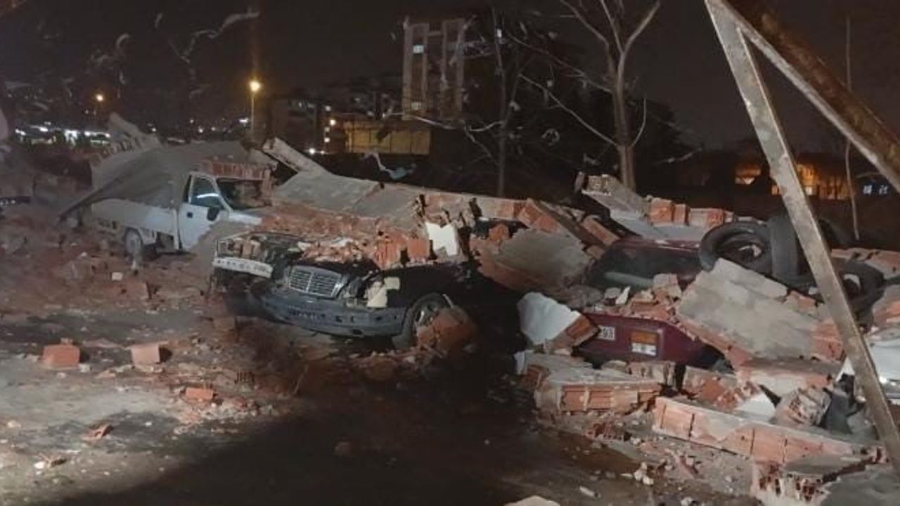 Bursa'da Lodos Dehşeti: Park Halindeki 10 Araç Duvar Altında Hasar Gördü