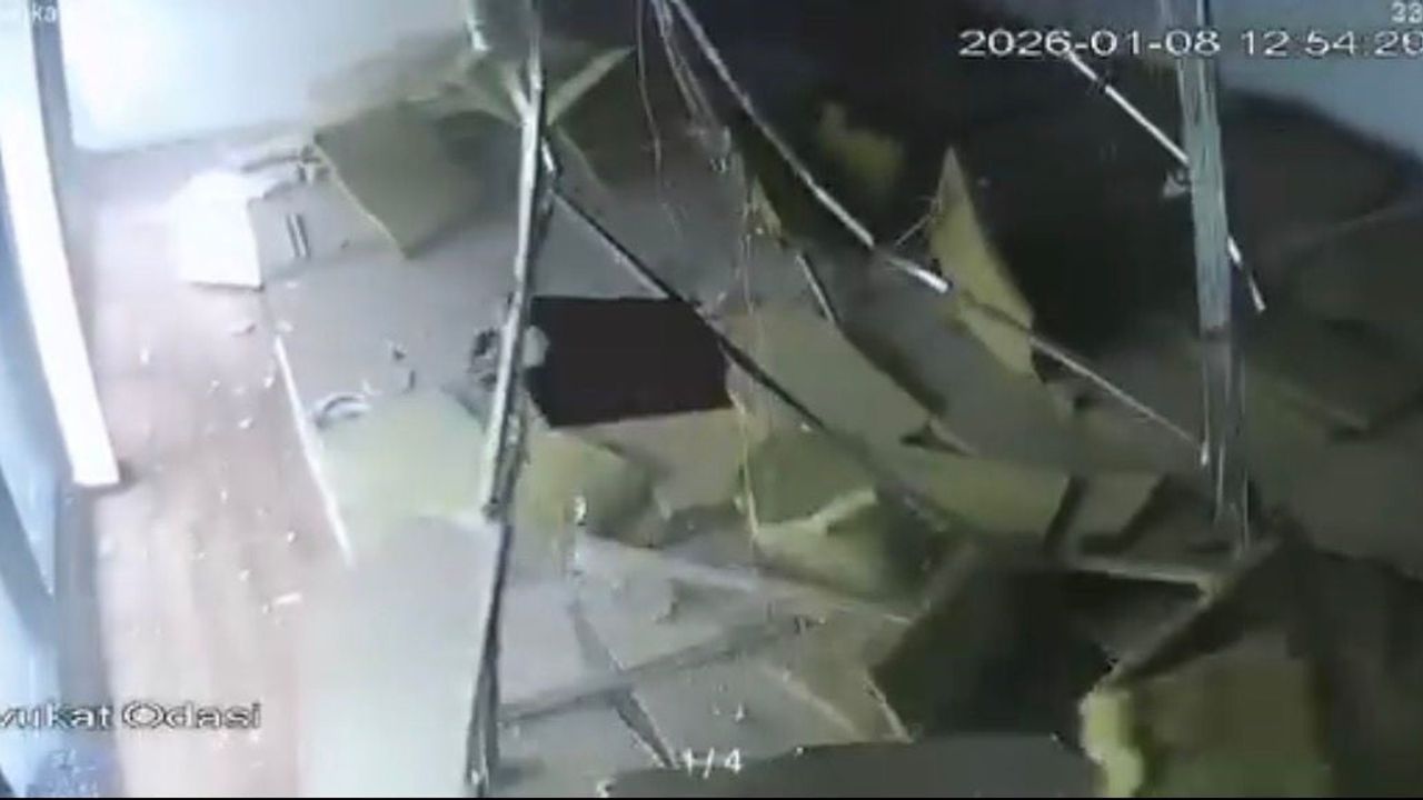 Bursa'da Lodos Dehşeti: Plazanın Asma Tavanı Çöktü, Facia Kıl Payı Atlatıldı