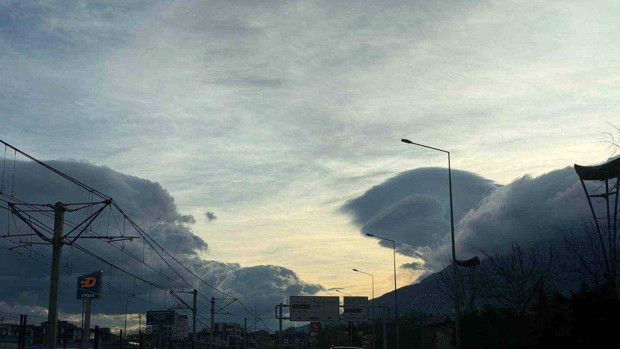 Bursa'da Mercek Bulutları Gökyüzünde Görsel Şölen