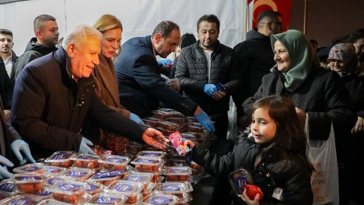 Bursa'da Miraç Kandili Bereketi: Büyükşehir 17 İlçede Tatlı İkramı