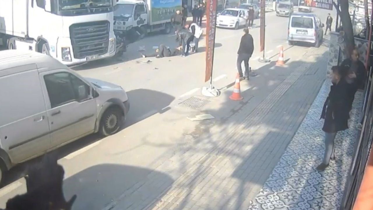 Bursa'da Motokurye Anayola Çıkan Tıra Çarptı