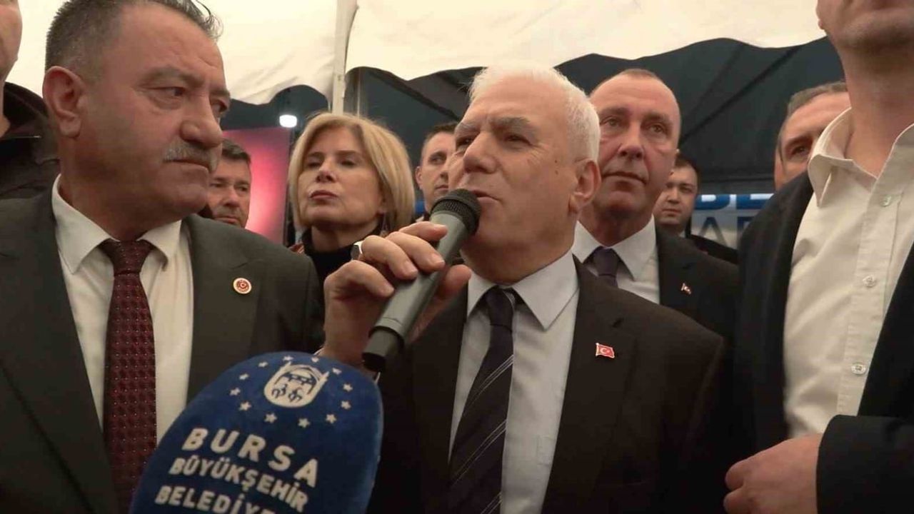 Bursa'da Mustafa Bozbey'e Saldırı Girişimi: Başkan Olay Yerinden Ayrılmadı