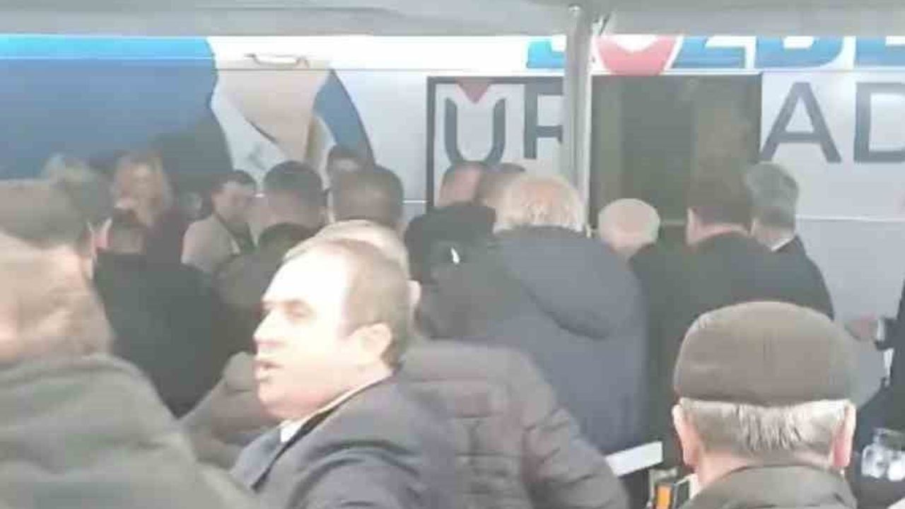 Bursa'da Mustafa Bozbey'e Yumruklu Saldırı Girişimi Engellendi