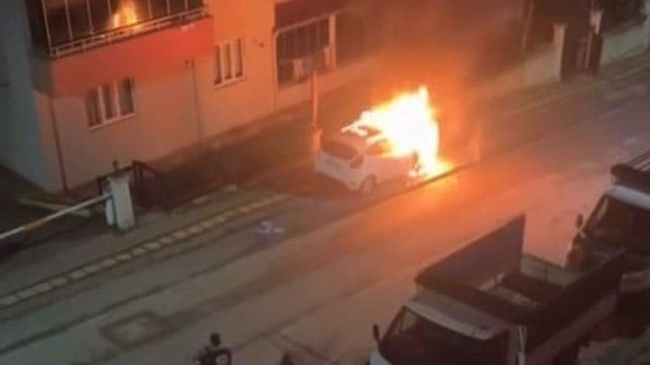 Bursa'da Otomobil Yangınları: Araçlar Alev Topuna Döndü