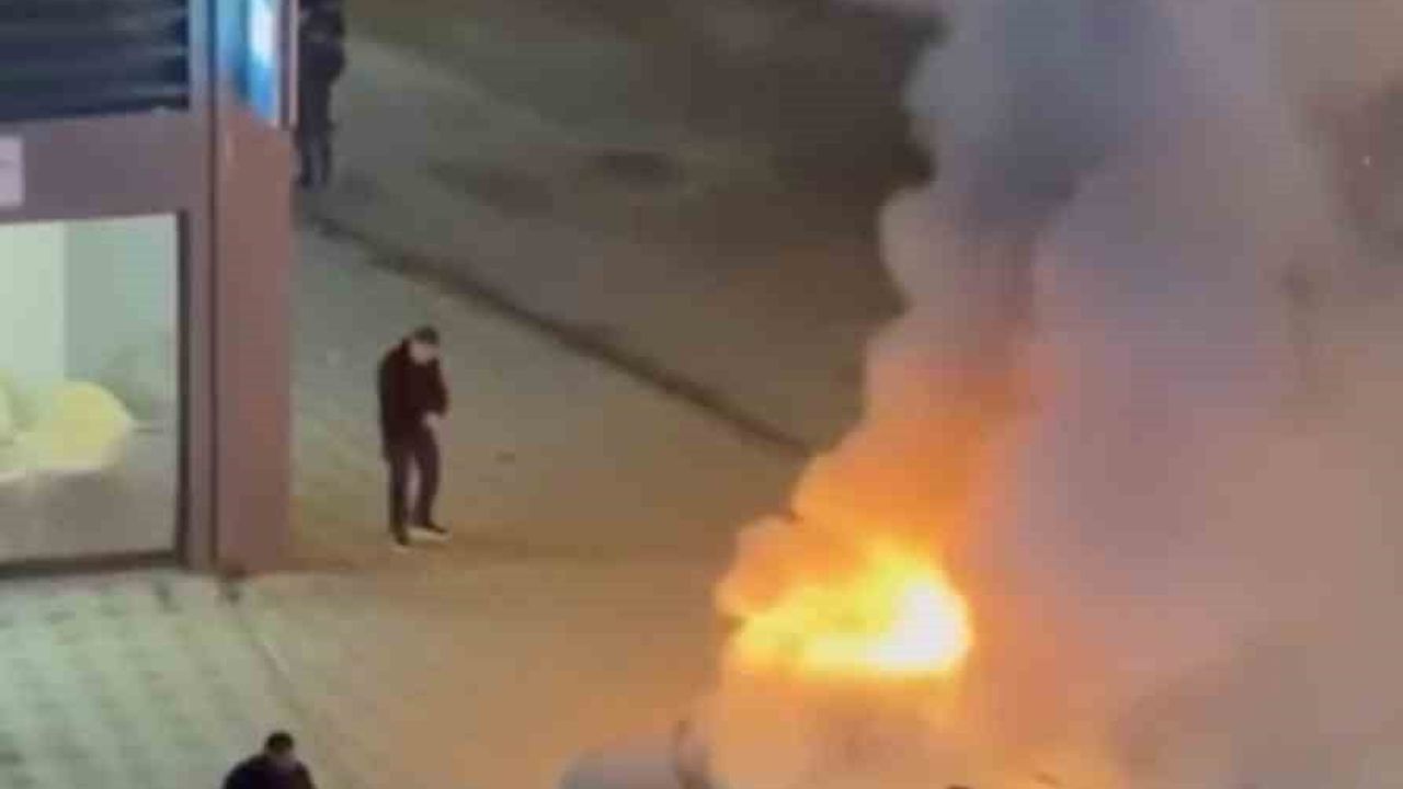 Bursa'da Park Halindeki Araç Alev Aldı: Esnaf Yangın Tüpleriyle Müdahale Etti