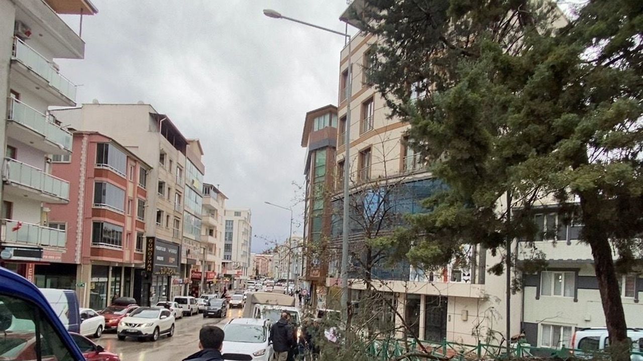 Bursa'da Saatte 120 km Rüzgar: Büyükşehir 356 Personel, 124 Araçla Müdahale