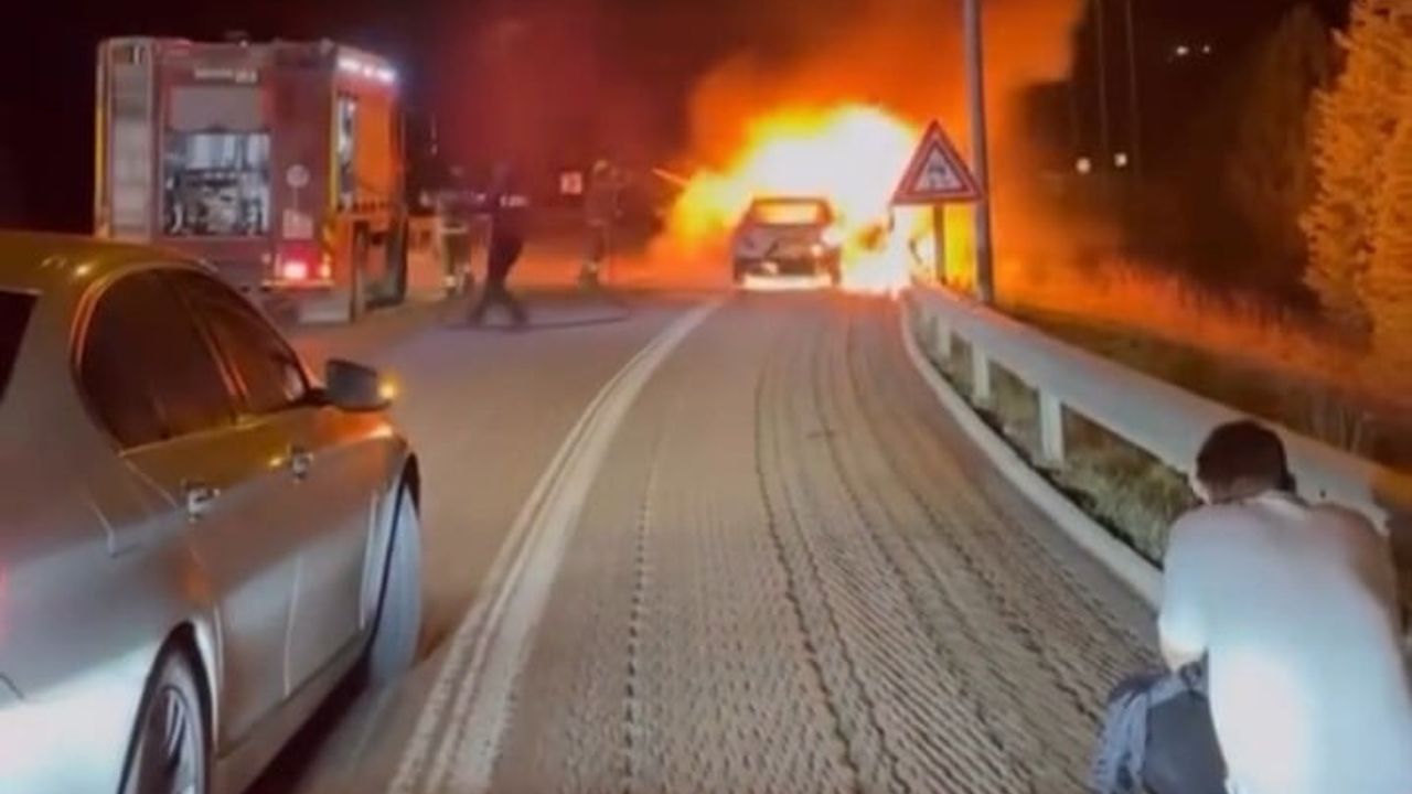 Bursa’da Seyir Halindeki Otomobil Alev Topuna Döndü: Görükle Hal Kavşağı’nda Motor Yangını