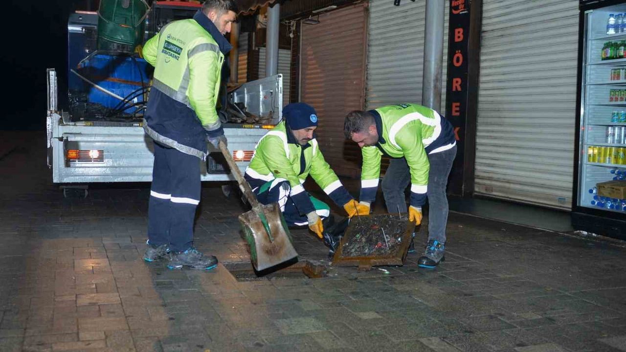 Bursa'da Tarihi Çarşı ve Hanlar Bölgesi'nde Gece Mazgal Temizliği