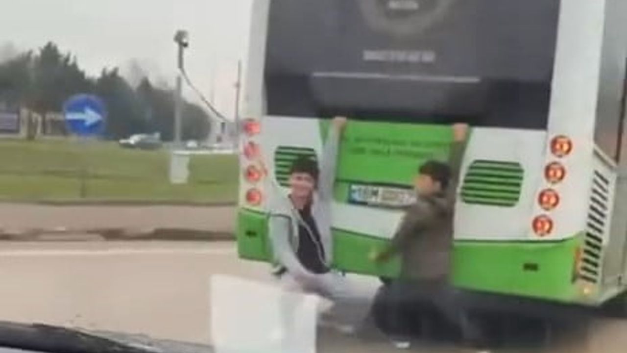 Bursa'da tehlikeli yolculuk: Otobüsün arkasına tutunan iki çocuk