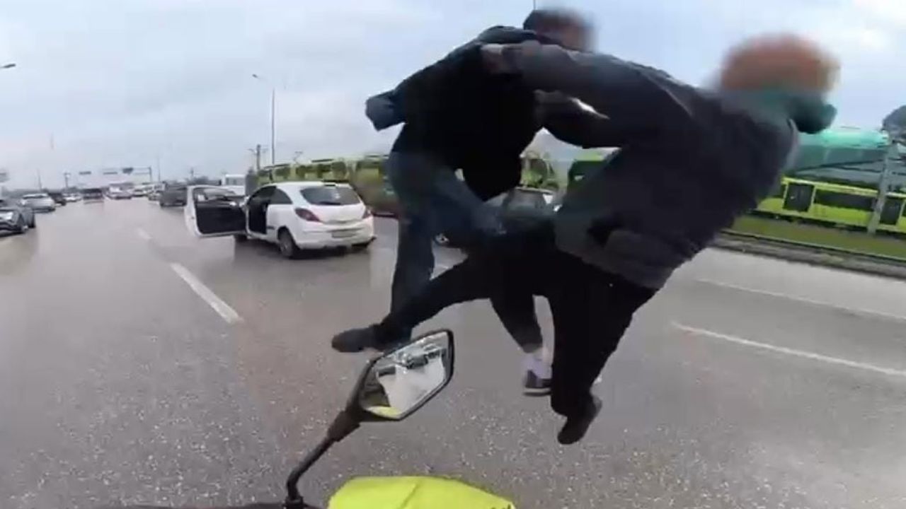 Bursa'da Trafikte Uçan Tekmeli Kavga