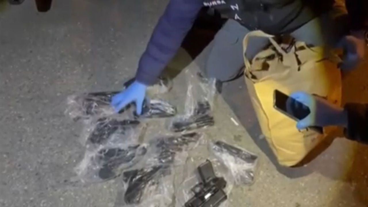 Bursa'da Uyuşturucu Operasyonu: 55 Gram Kokain ve 10 Ruhsatsız Silah Ele Geçirildi