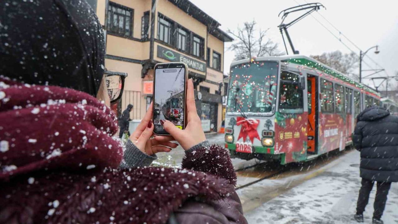 Bursa'da Yeni Yıl Coşkusu Nostaljik Tramvayla Zafer Plaza'da