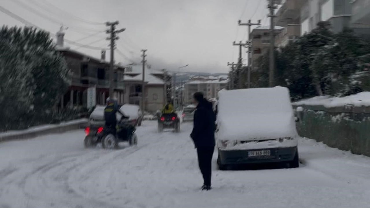 Bursa'da Yeni Yılın İlk Günü Karla Kaplandı: Vatandaşlar ATV ile İşe Gitti