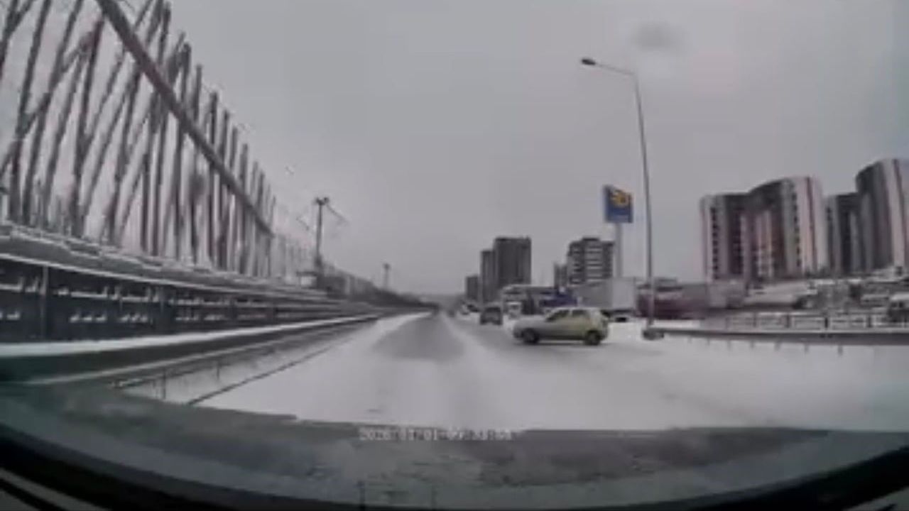 Bursa'da Yoğun Kar Kazalara Yol Açtı: Araç Kameraları Kaydetti