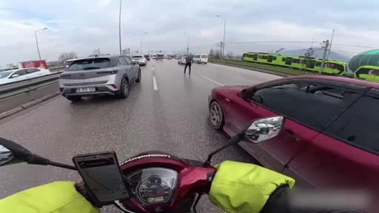 Bursa'da 'Yol Verme' Tartışması Uçan Tekmelerle Kavgaya Dönüştü