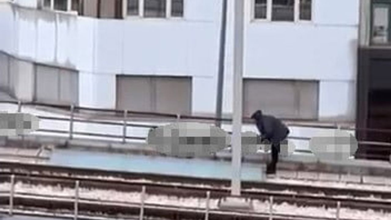 Bursa Davutdede'de Şiddetli Rüzgar Tabela Metro Raylarına Sürükledi