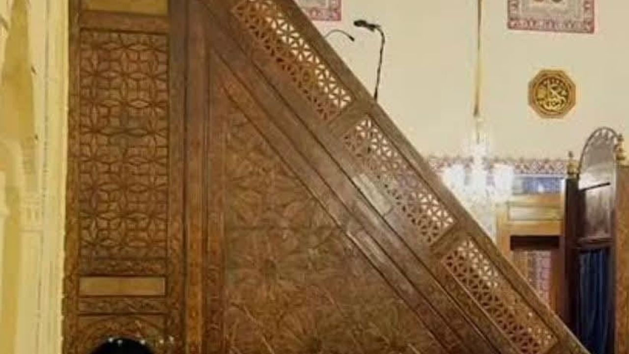 Bursa İmamı Taşcı'dan Cuma Hutbesinde Minbere Türk Bayrağı Önerisi