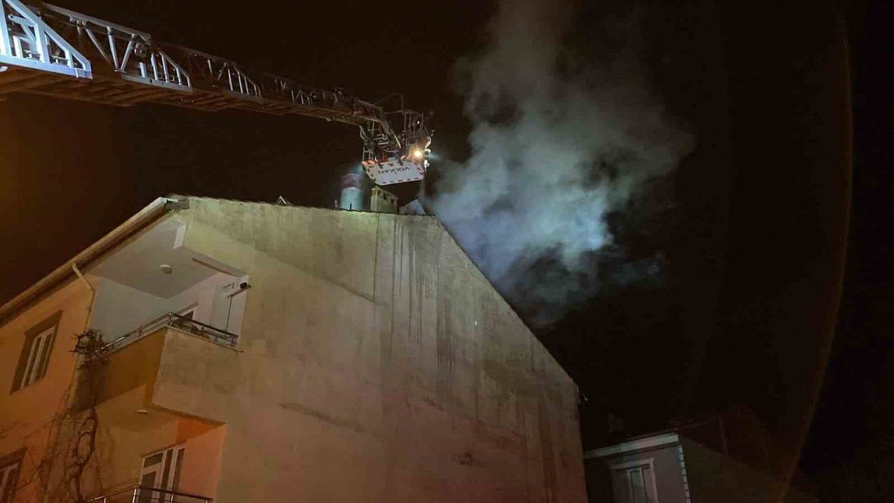 Bursa İnegöl'de 3 Katlı Binanın Çatısında Yangın