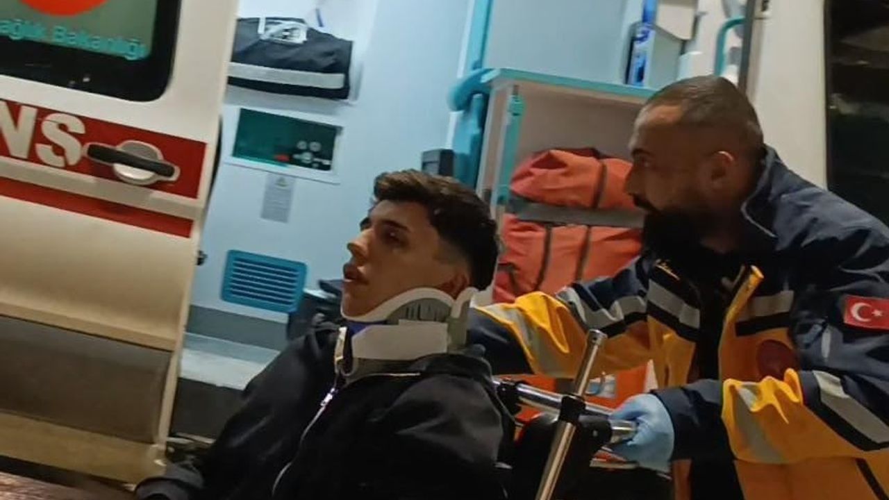 Bursa İnegöl'de Direğe Çarpan Otomobilde 1 Yaralı