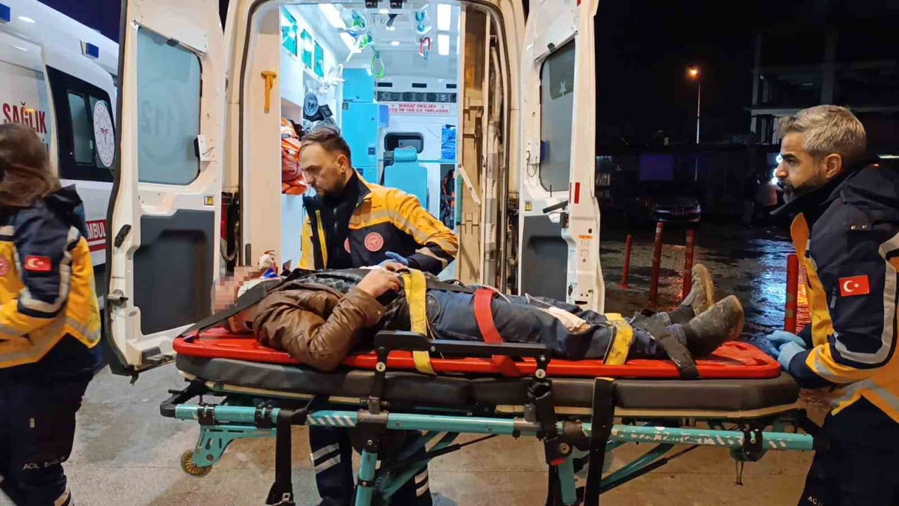 Bursa İnegöl'de Kafa Kafaya Çarpışma: 3 Yaralı