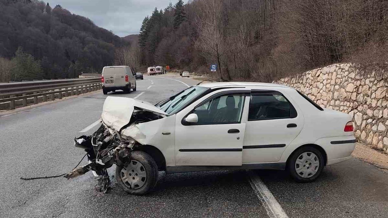 Bursa İnegöl'de Otomobil Bariyerlere Çarptı: 3 Yaralı