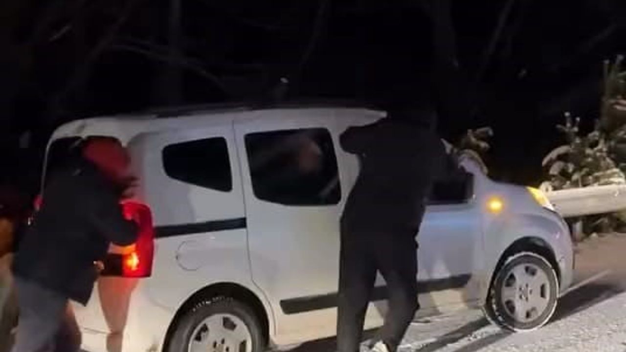 Bursa İnegöl'de Oylat Kaplıcaları Yolunda 20 Araç Mahsur Kaldı