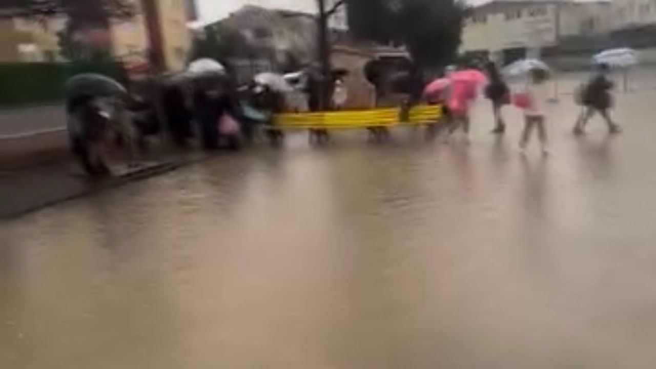 Bursa İnegöl'de Sel: Müşerref Muzaffer Samda İlkokulu'nda Veliler Banklardan Köprü Kurdu