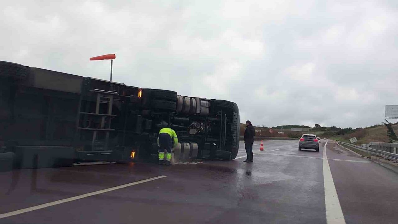 Bursa İstanbul Otobanı'nda Fırtına Tırı Devrdi: Sürücü Hafif Yaralı