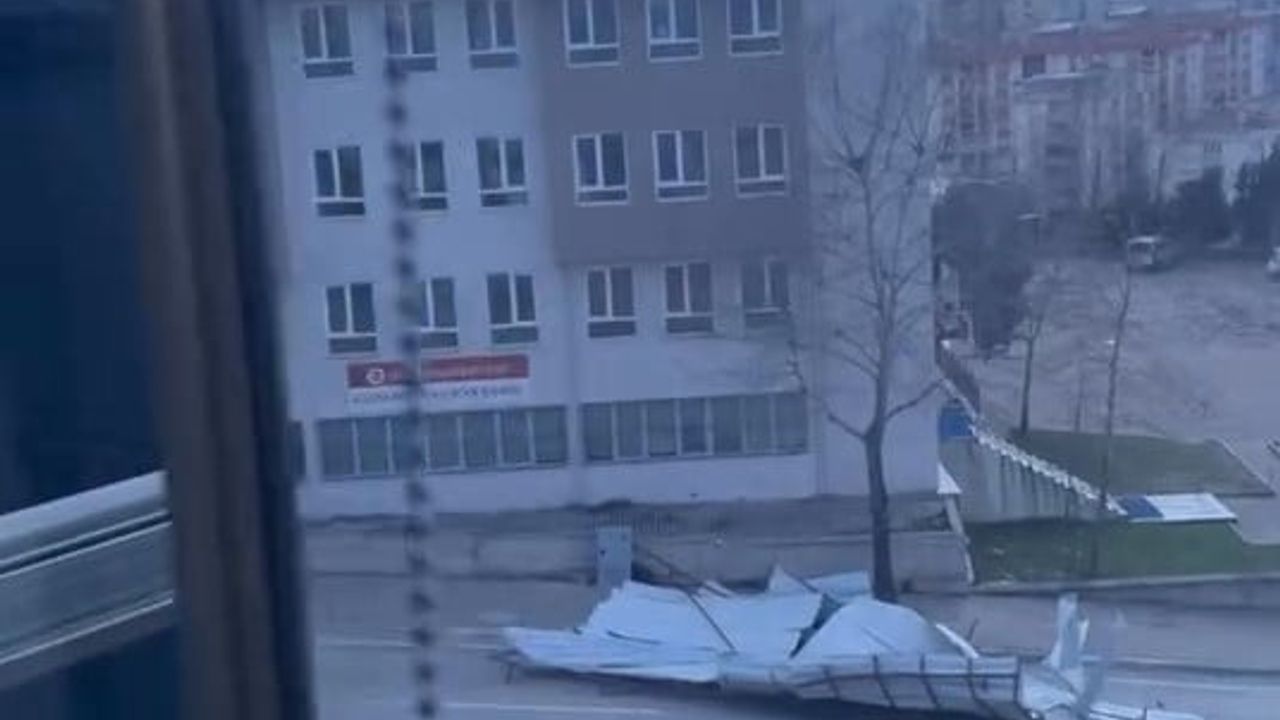 Bursa Kestel'de Şiddetli Rüzgar Cami Çatısını Uçurdu