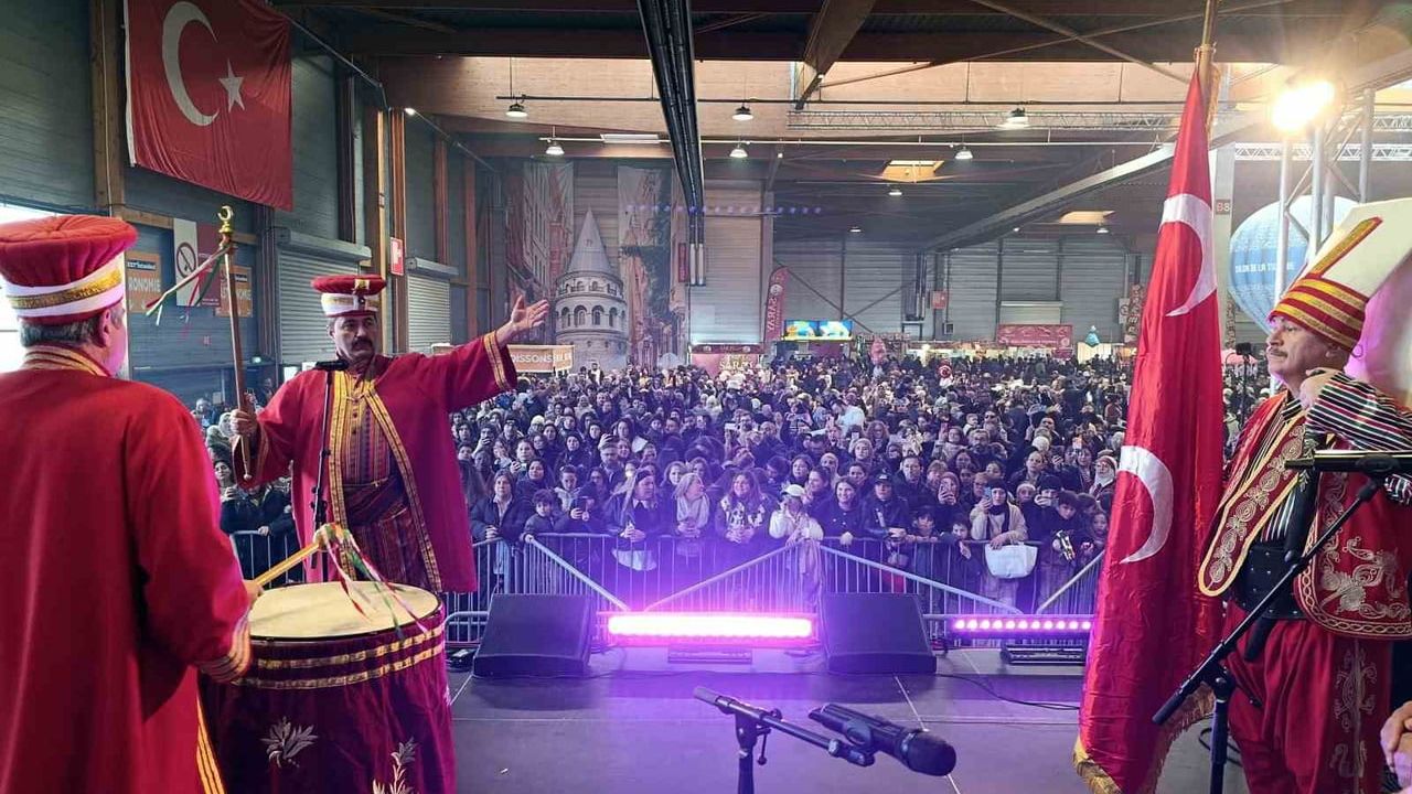 Bursa Mehter Takımı Paris'te FEST'İstanbul'da Coşkuyla Sahne Aldı
