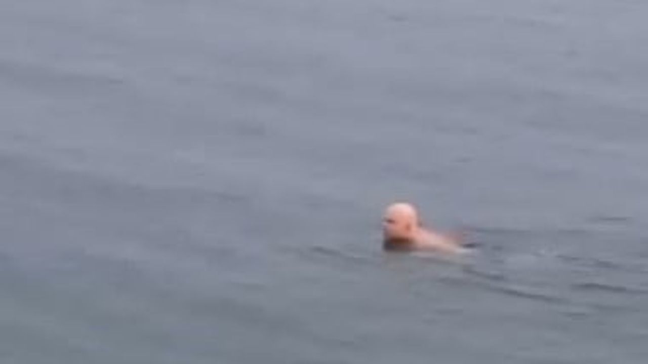 Bursa Mudanya'da Dondurucu Havada Denize Giren Vatandaş Gündem Oldu