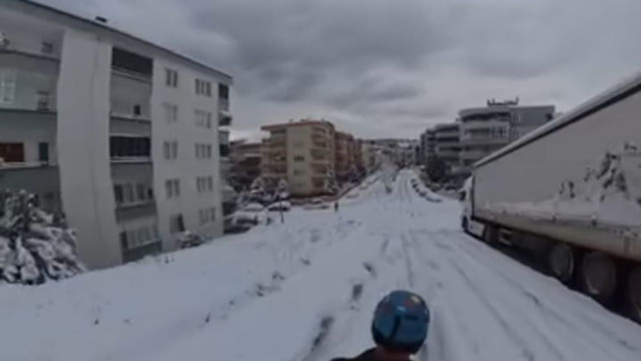 Bursa Mudanya'da Kar Etkisi: Vatandaş İşe Kayakla Gitti