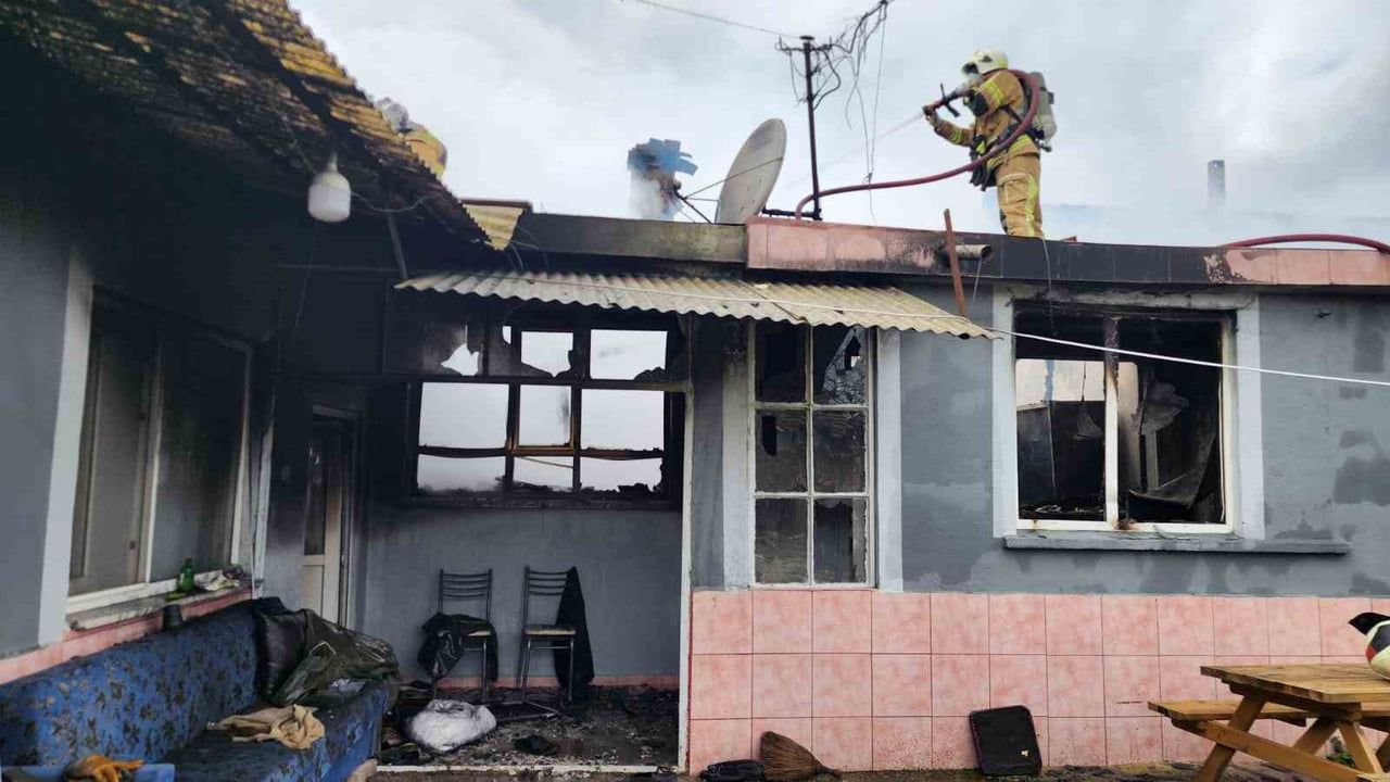 Bursa Mustafakemalpaşa'da tek katlı evde yangın: 82 yaşındaki adam hastaneye kaldırıldı