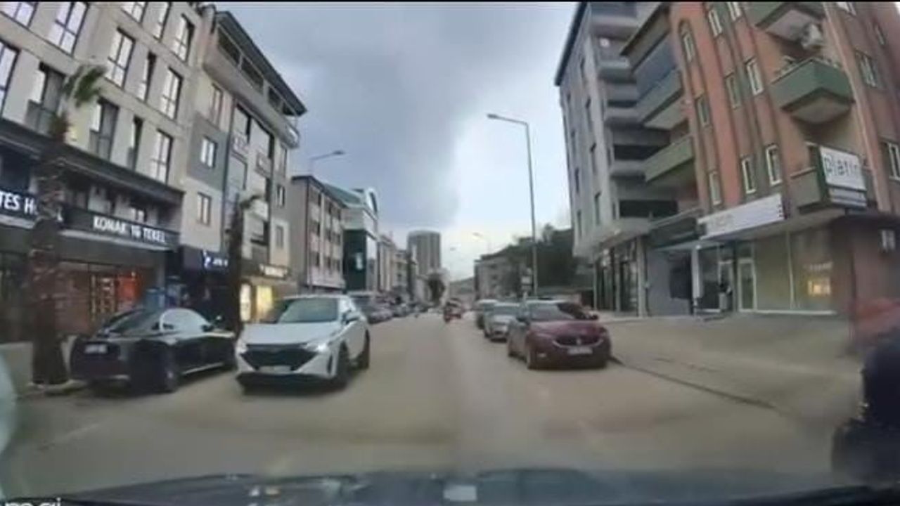 Bursa Nilüfer'de Park Arasından Yola Çıkan Yayaya Otomobil Çarptı