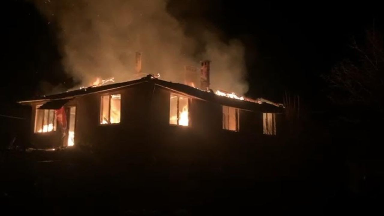 Bursa Orhaneli'de Köy Evi Alevlere Teslim Oldu