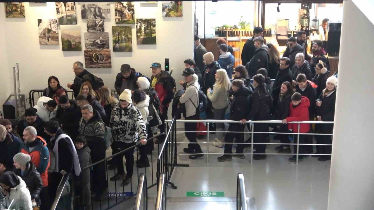 Bursa Uludağ teleferiğinde 1 kilometrelik kuyruk dronla görüntülendi