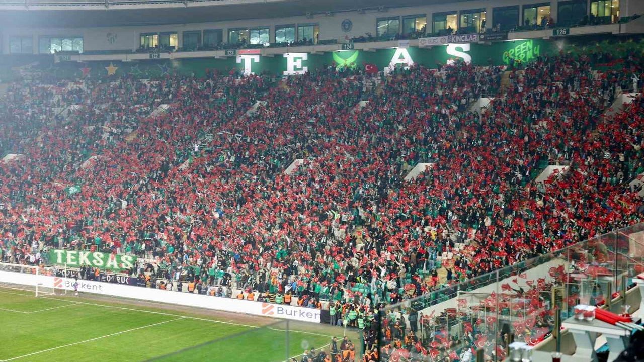 Bursaspor Tribünleri 40 Bin Türk Bayrağıyla Kırmızı-Beyaza Büründü