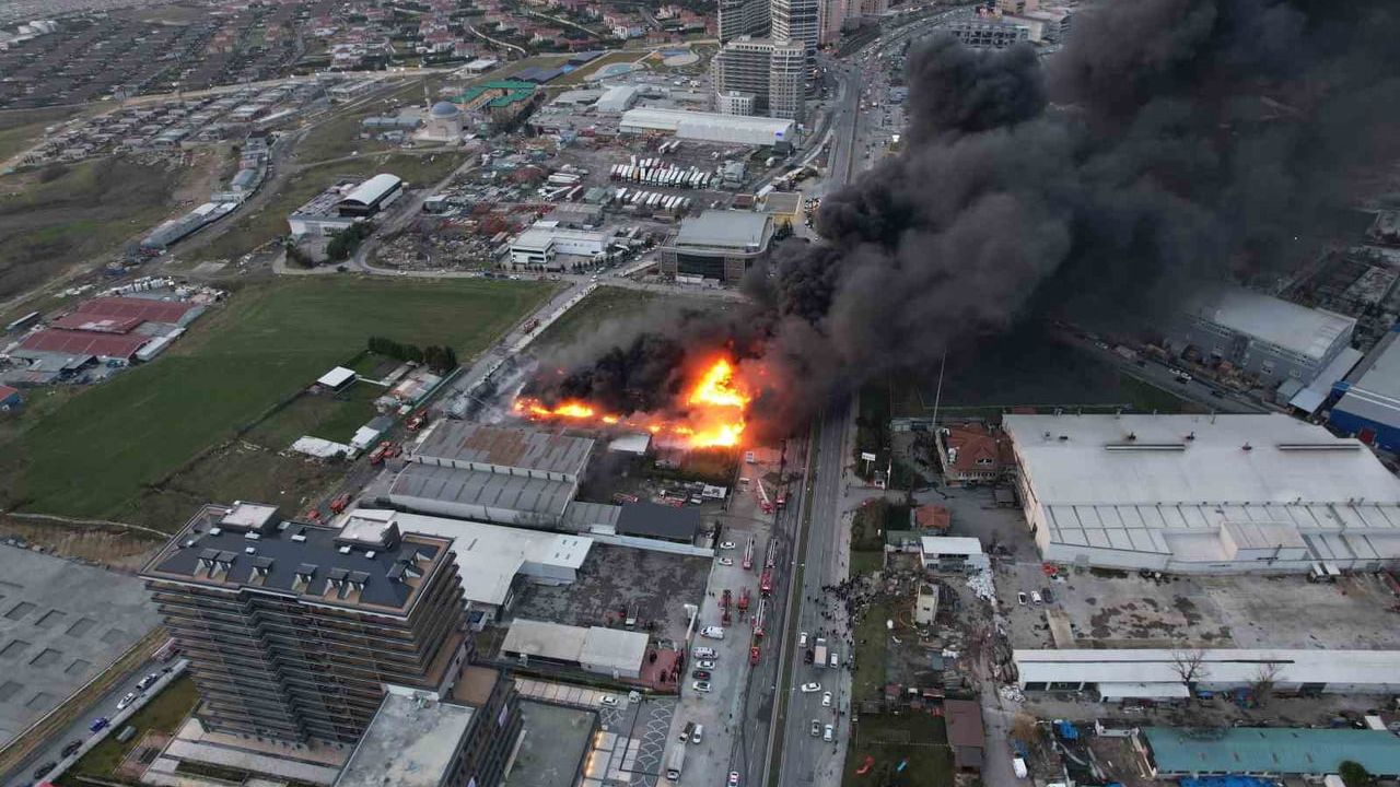 Büyükçekmece Çakmaklı'da Plastik Kasa Fabrikasında Yangın