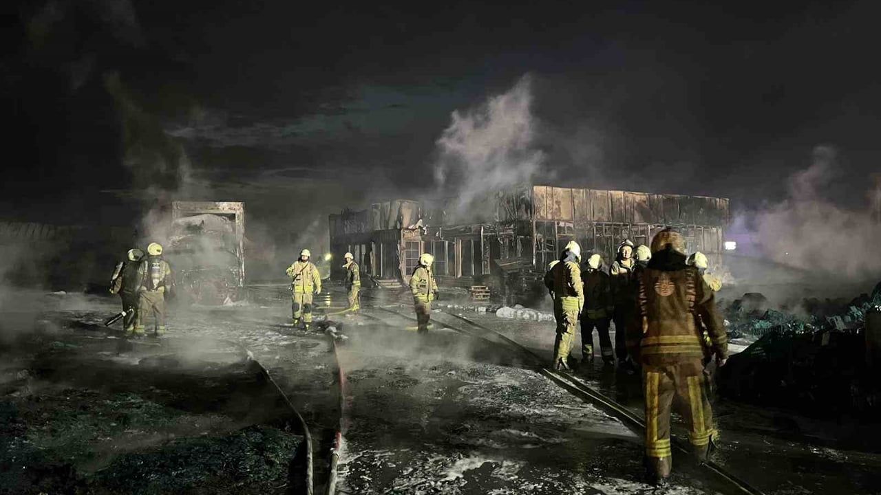 Büyükçekmece'de depo yangını: 2 kamyon ve 1 tır hasar gördü