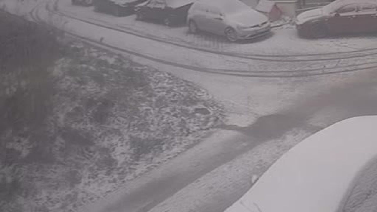 Büyükçekmece'de Kardan Kayganlaşma: Araç Park Halindeki Araca ve Direğe Çarptı