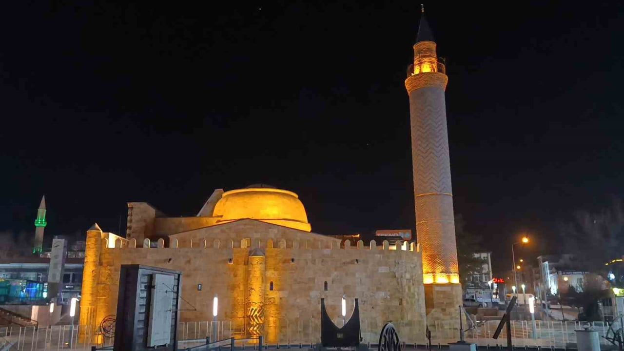 Cacabey Medresesi'nde Yağış Sonrası Su Sızıntısı: Kovalarla Önlem Tepki Çekti