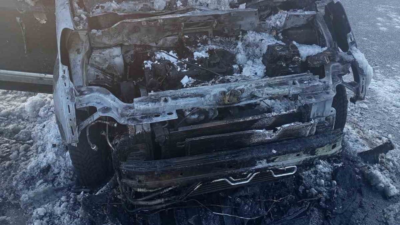 Çaldıran'da Seyir Halindeki Kamyonet Yandı — İtfaiye Müdahalesiyle Söndürüldü